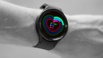 Imagen de un reloj Samsung Galaxy Watch con una pantalla que muestra un ritmo cardiaco