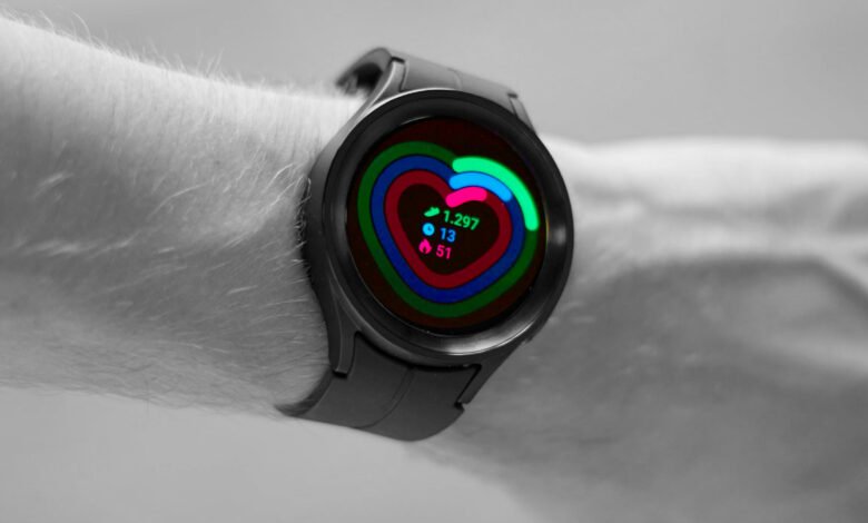 Imagen de un reloj Samsung Galaxy Watch con una pantalla que muestra un ritmo cardiaco