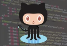 Logo de GitHub con un fondo de código de programación