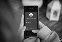 Imagen de una persona frente a una computadora con una pantalla de inicio de sesión de Google