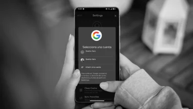 Imagen de una persona frente a una computadora con una pantalla de inicio de sesión de Google
