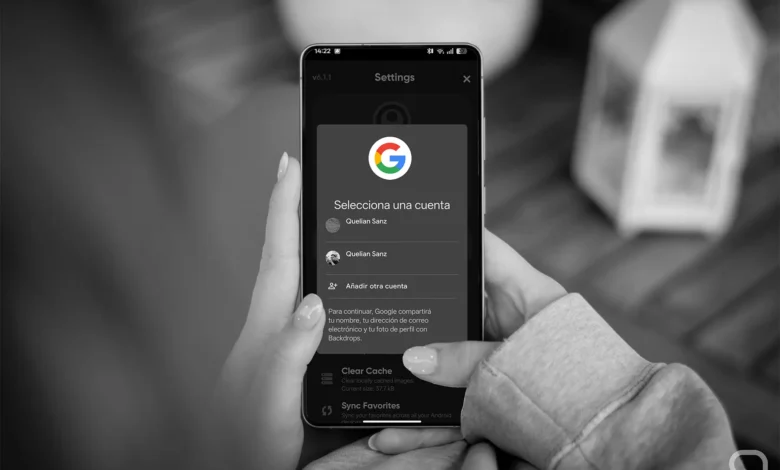 Imagen de una persona frente a una computadora con una pantalla de inicio de sesión de Google