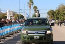 Desfile cívico-militar en las fiestas patronales de Holmberg