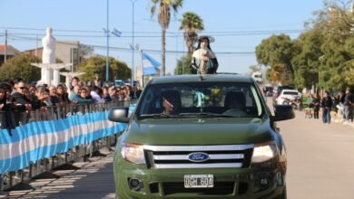 Desfile cívico-militar en las fiestas patronales de Holmberg
