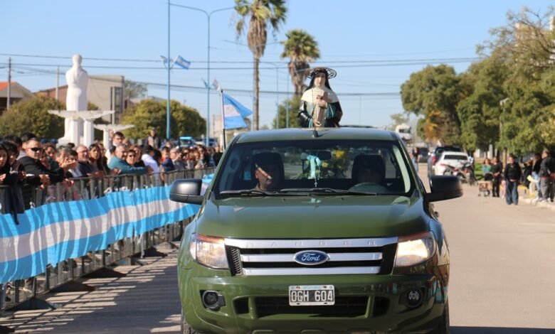 Desfile cívico-militar en las fiestas patronales de Holmberg