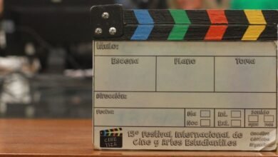 Imagen de estudiantes trabajando en una producción audiovisual