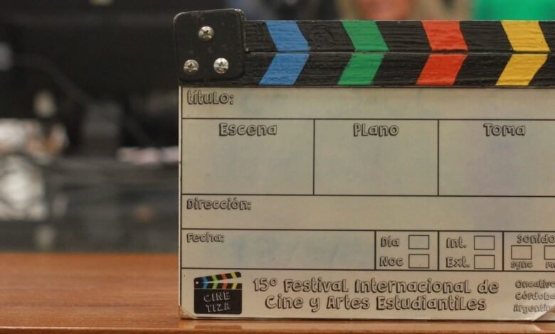 Imagen de estudiantes trabajando en una producción audiovisual