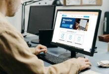Imagen de una persona trabajando en una oficina con una computadora y documentos