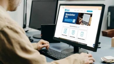 Imagen de una persona trabajando en una oficina con una computadora y documentos