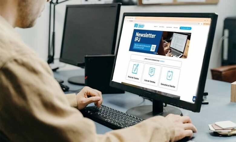 Imagen de una persona trabajando en una oficina con una computadora y documentos