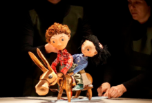 Imagen de una función de teatro al aire libre en un barrio de Córdoba