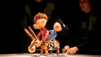Imagen de una función de teatro al aire libre en un barrio de Córdoba