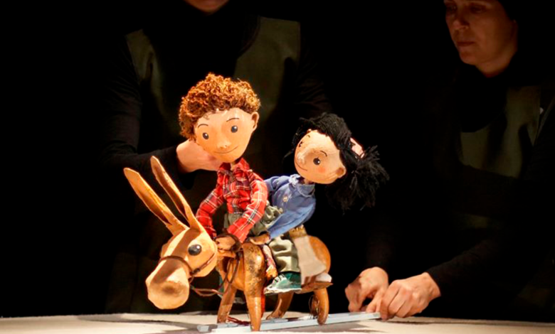 Imagen de una función de teatro al aire libre en un barrio de Córdoba