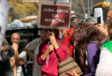 Jubilados y trabajadores de PAMI en la puerta de la sede de la institución