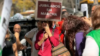 Jubilados y trabajadores de PAMI en la puerta de la sede de la institución