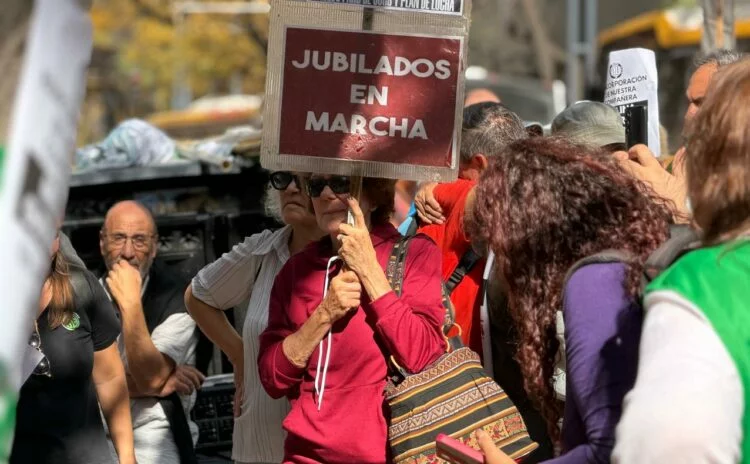 Jubilados y trabajadores de PAMI en la puerta de la sede de la institución