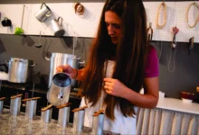 Jóvenes emprendedores trabajando en una incubadora de negocios