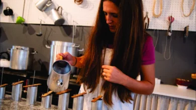 Jóvenes emprendedores trabajando en una incubadora de negocios