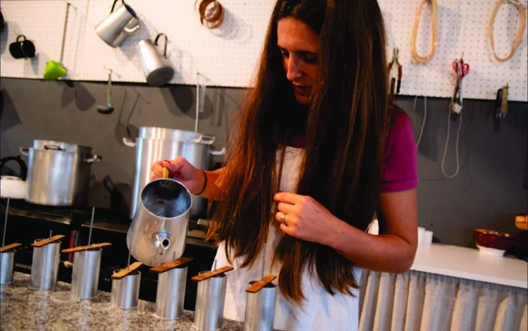 Jóvenes emprendedores trabajando en una incubadora de negocios