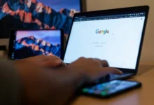 Persona trabajando en una laptop con una pantalla que muestra el logo de Google