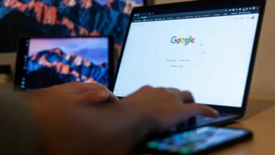 Persona trabajando en una laptop con una pantalla que muestra el logo de Google