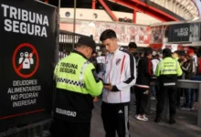 Estadio de fútbol con personas en las gradas