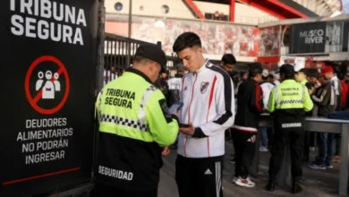 Estadio de fútbol con personas en las gradas