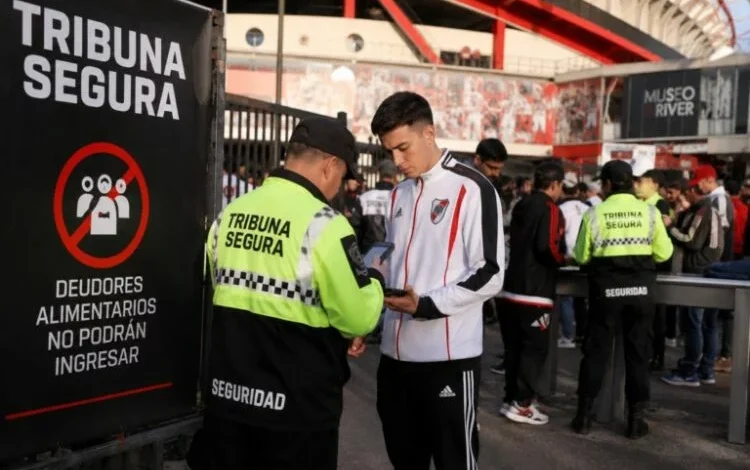 Estadio de fútbol con personas en las gradas