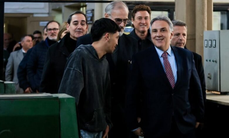 Gobernador Martín Llaryora anunciando el fondo para las escuelas técnicas