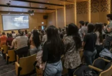 Imagen de un grupo de personas en un auditorio, con un titular que dice "Sustentabilidad en Córdoba"