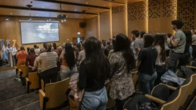Imagen de un grupo de personas en un auditorio, con un titular que dice "Sustentabilidad en Córdoba"