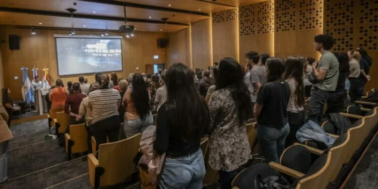 Imagen de un grupo de personas en un auditorio, con un titular que dice "Sustentabilidad en Córdoba"