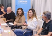 Emprendedores locales reunidos en una mesa de diálogo