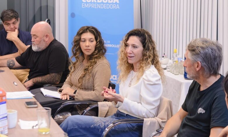 Emprendedores locales reunidos en una mesa de diálogo