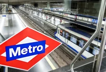 Imagen de un tornillo de metro con un teléfono móvil y una tarjeta de crédito