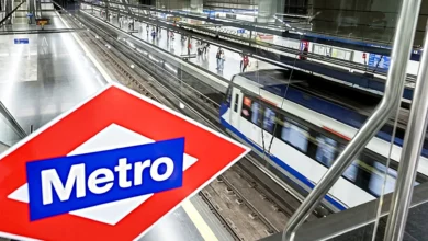 Imagen de un tornillo de metro con un teléfono móvil y una tarjeta de crédito