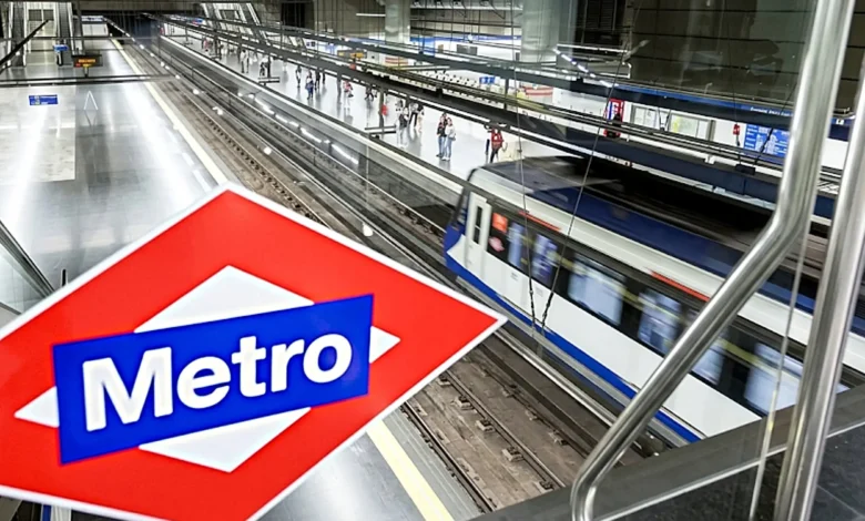 Imagen de un tornillo de metro con un teléfono móvil y una tarjeta de crédito