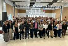 Estudiantes y docentes trabajando juntos en un aula de Córdoba