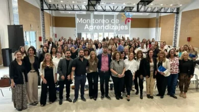 Estudiantes y docentes trabajando juntos en un aula de Córdoba