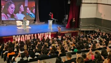 Imagen de una mujer sosteniendo un cartel con el lema 'No a la violencia de género'