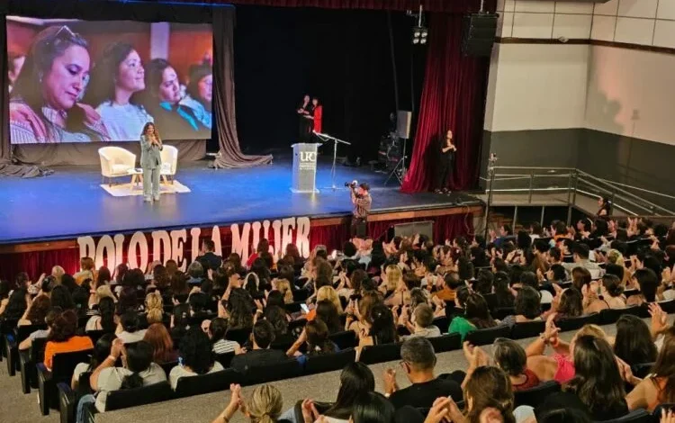 Imagen de una mujer sosteniendo un cartel con el lema 'No a la violencia de género'