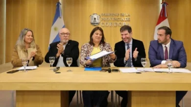 Abogados en una cárcel provincial, con un fondo de rejas y paredes grises.