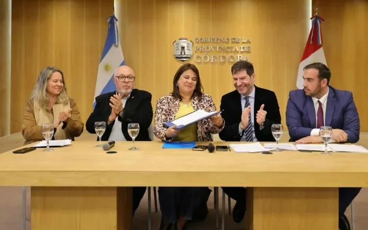 Abogados en una cárcel provincial, con un fondo de rejas y paredes grises.