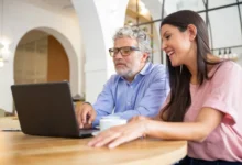 Personas mayores utilizando dispositivos electrónicos en un taller de ciudadanía digital