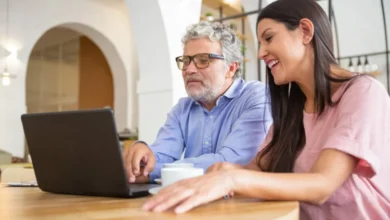 Personas mayores utilizando dispositivos electrónicos en un taller de ciudadanía digital
