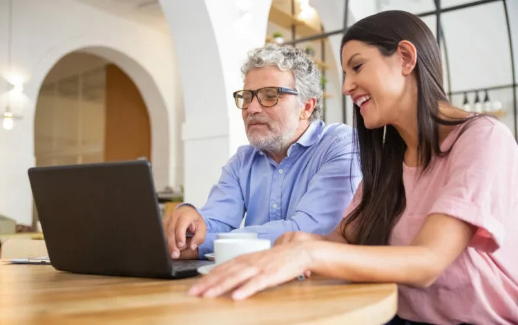 Personas mayores utilizando dispositivos electrónicos en un taller de ciudadanía digital
