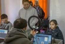 Imagen del Operativo DNI en acción, con personal del Registro Civil atendiendo a vecinos