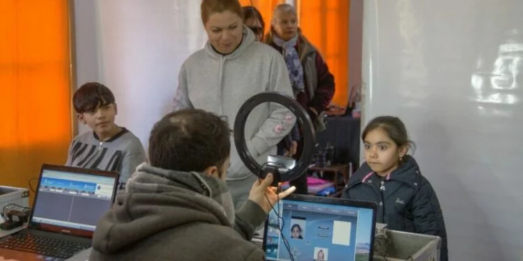 Imagen del Operativo DNI en acción, con personal del Registro Civil atendiendo a vecinos