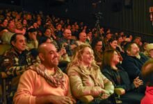Comediantes en el escenario durante una presentación de 'Hablando de Humor'