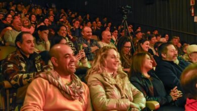 Comediantes en el escenario durante una presentación de 'Hablando de Humor'